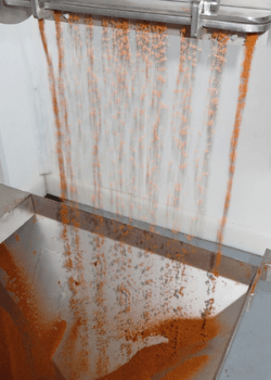 Sprinkling of food powder, demonstrating the flow control and the dosing precision of food ingredients