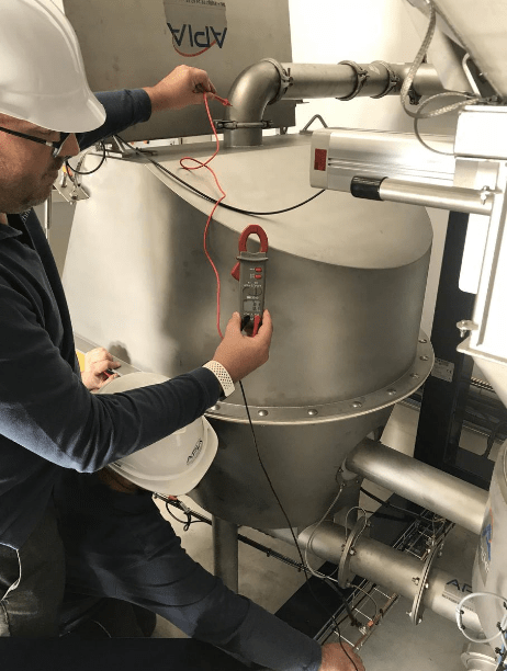 Expert APIA technologie qui réalise un test de continuité électrique dans le cadre d'un audit sécurité atex