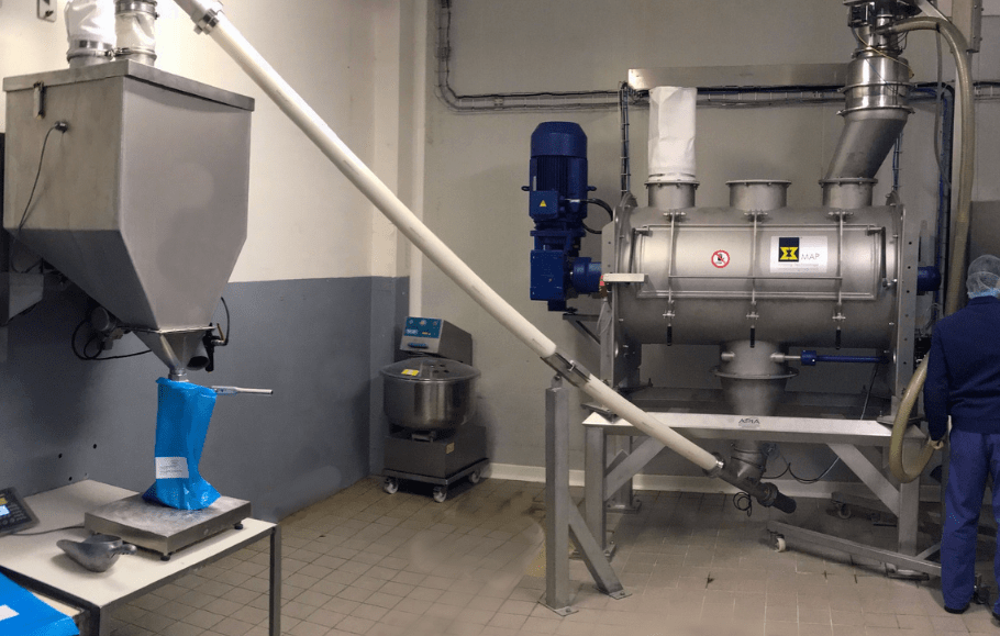 Vis de transfert T54 reprenant automatiquement des poudres alimentaires sous un mélangeur et transférant le mélange vers une ensacheuse