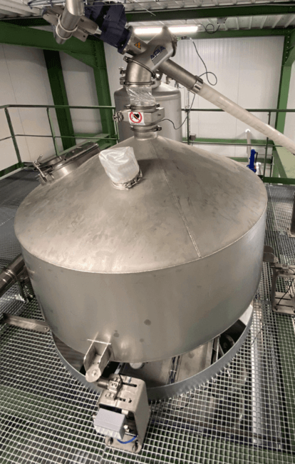 Trémie pesée dans un atelier alimentaire permettant de préparer des batchs de recette en temps masqué