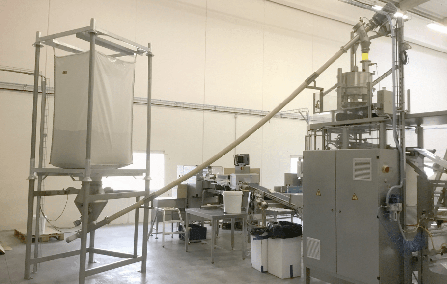 Ensemble de transfert de poudres T14 alimentant une conditionneuse à partir d'un stand big bag dans un atelier alimentaire