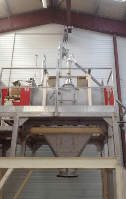 Process en industrie alimentaire avec automatisation du remplissage d'un mélangeur d'ingrédients par vis souple