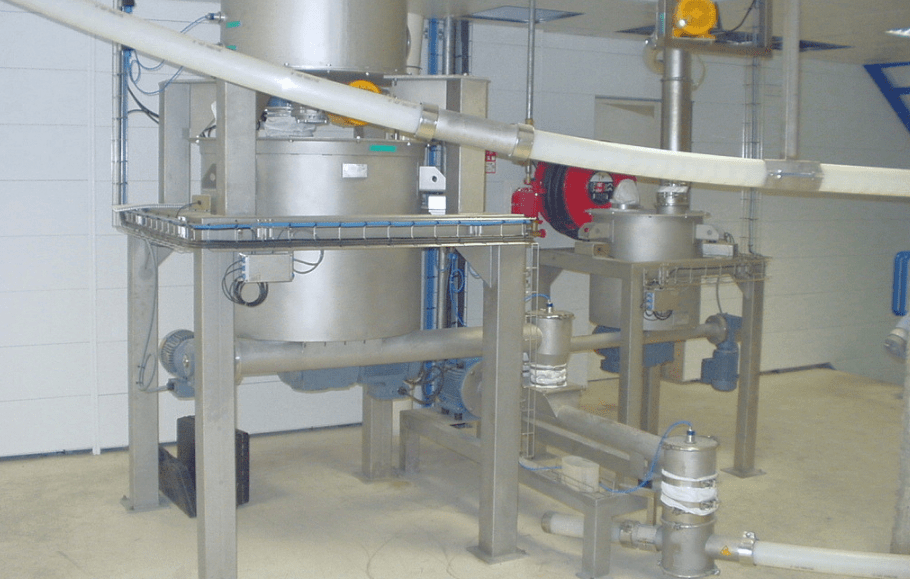 Chargement des ingrédients au bon rythme dans une usine alimentaire