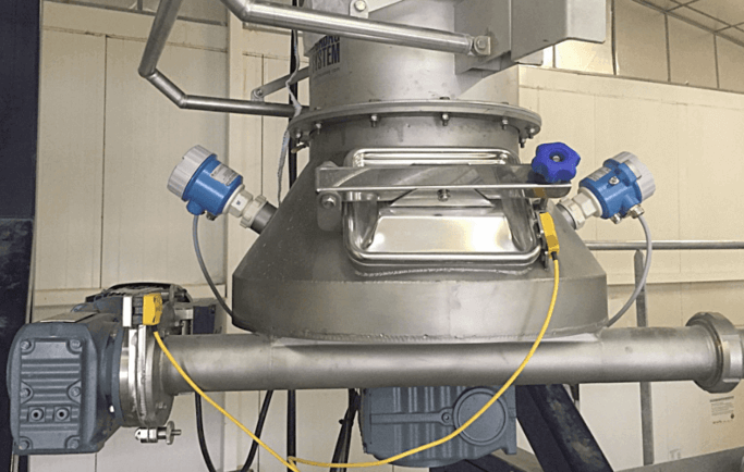 Extraction automatique de poudre de mauvais écoulement pour vides des bigbags grâce à un système de dévoûtage et une vis sans fin
