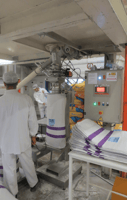 chargement d'une ensacheuse de vrac dans une usine alimentaire