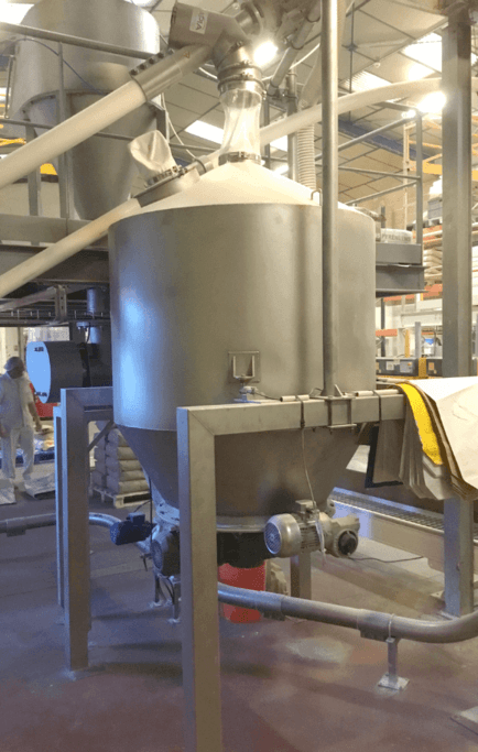 Trémie pesée dans une usine alimentaire pour préparer des doses d'ingrédients ou des recettes, alimentée par un transport mécanique flexible