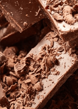 Curls and pieces of chocolate from the chocolate and confectionery agri-food sector