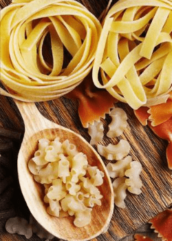 Spaghetti, tagliatelles, coquillettes représentatives de la filière production de pâtes en agroalimentaire