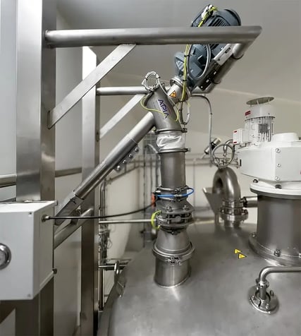 Vis de transfert reliée aux conduits de descente du sucre dans la cuve de dilution