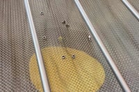 Corps étranger retenu sur le tamis de la grille vibrante de sécurité sur le vide-sacs