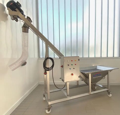 Vide-sacs mobile APIA Technologie constitué d'une trémie pyramidale et d'une vis de transfert, le tout sur un châssis à roulettes