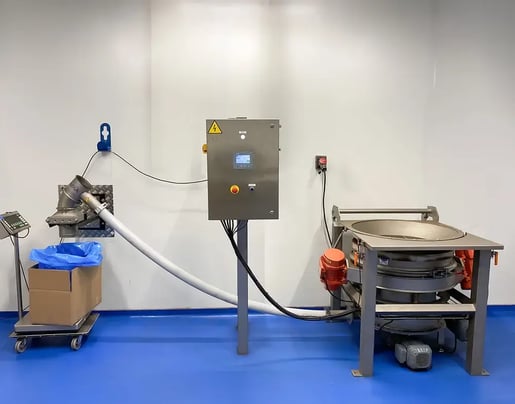 Unité de mise en cartons des grains ou de la poudre de vanille épuisée constituée d'un vide-sacs tamiseur d'une vis de dosage et d'un coffret électrique