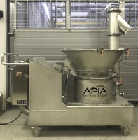L'Emotteur Tamiseur Broyeur Apia Technologie dans un atelier et dans sa version avec vis élévatrice