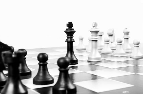 Echiquier illustrant l'enjeu stratégique de bien concevoir l'alimentation des lignes en matières premières