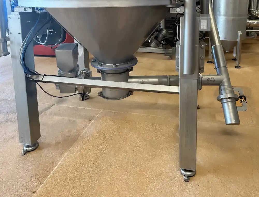 Départ du transfert de sucre APIA Technologie sous la trémie pesée avant son transfert vers les cuves de préparation de yaourts
