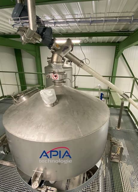 Trémie pesée alimentée par une vis souple APIA Technologie dans une usine de transformation de légumineuse