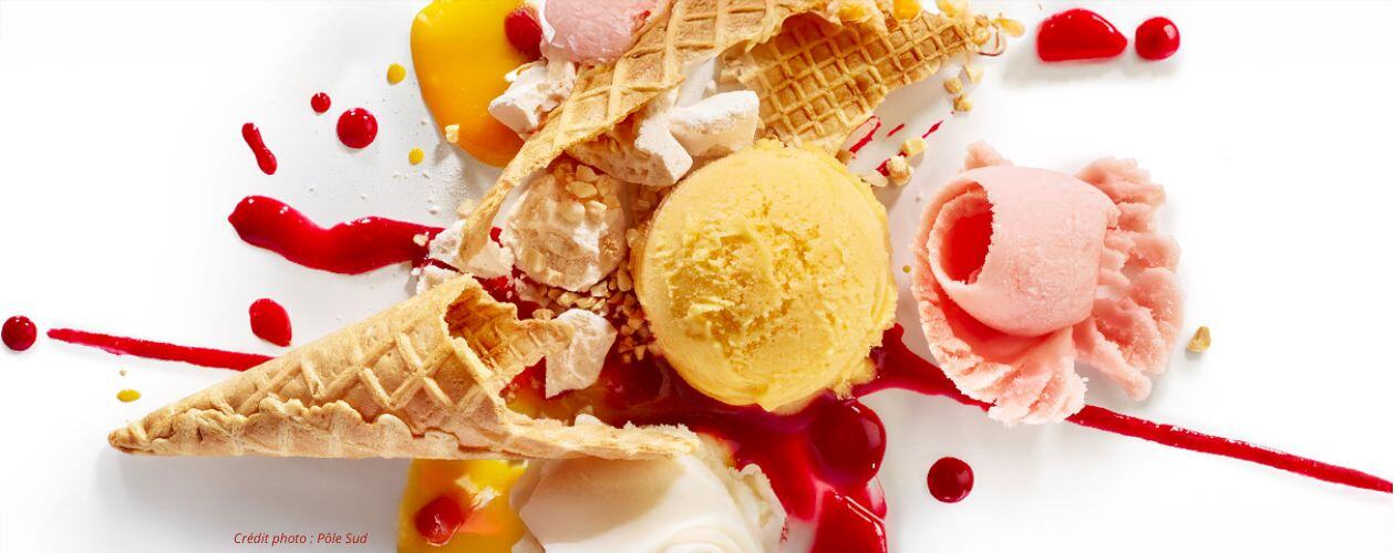 Un cornet de glaces cassé d'où sortent des boules vanille et fraise, pour illustrer l'article qui est consacré à la réalisation d'APIA Technologie pour les glaces Pôle Sud