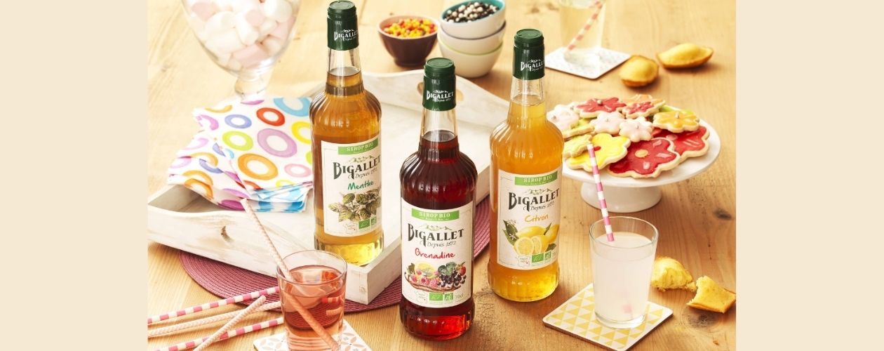 Trois bouteilles de sirop de fruit issues de la production Bigallet