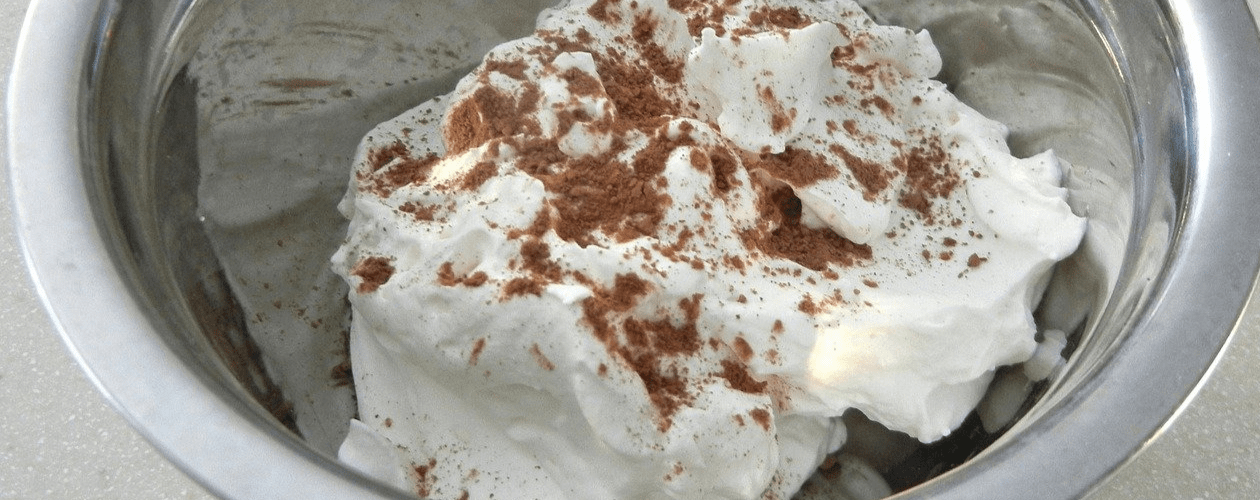 De la crème fraîche saupoudrée de cacao