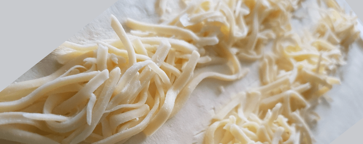 Grated cheese used in the process of an industrial operator in the Prepared Meals sector.