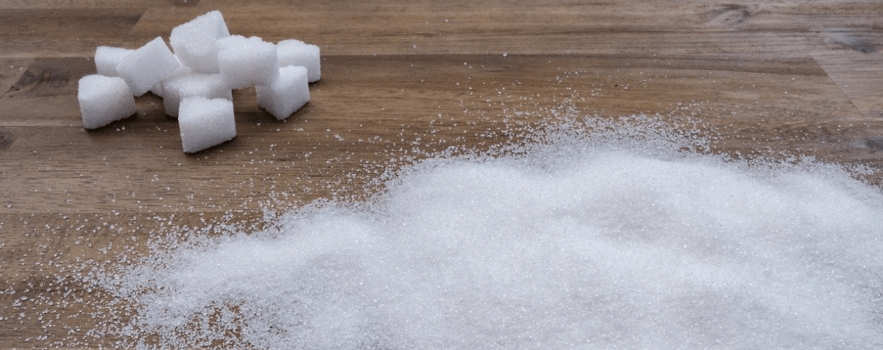 Illustration de l'article sur la réalisation chez Sucre et Service avec du sucre en poudre dispersé sur une planche