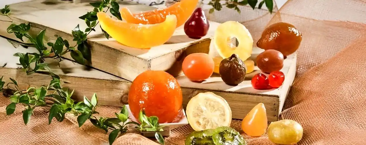 Des fruits confits posés sur une table de dégustation