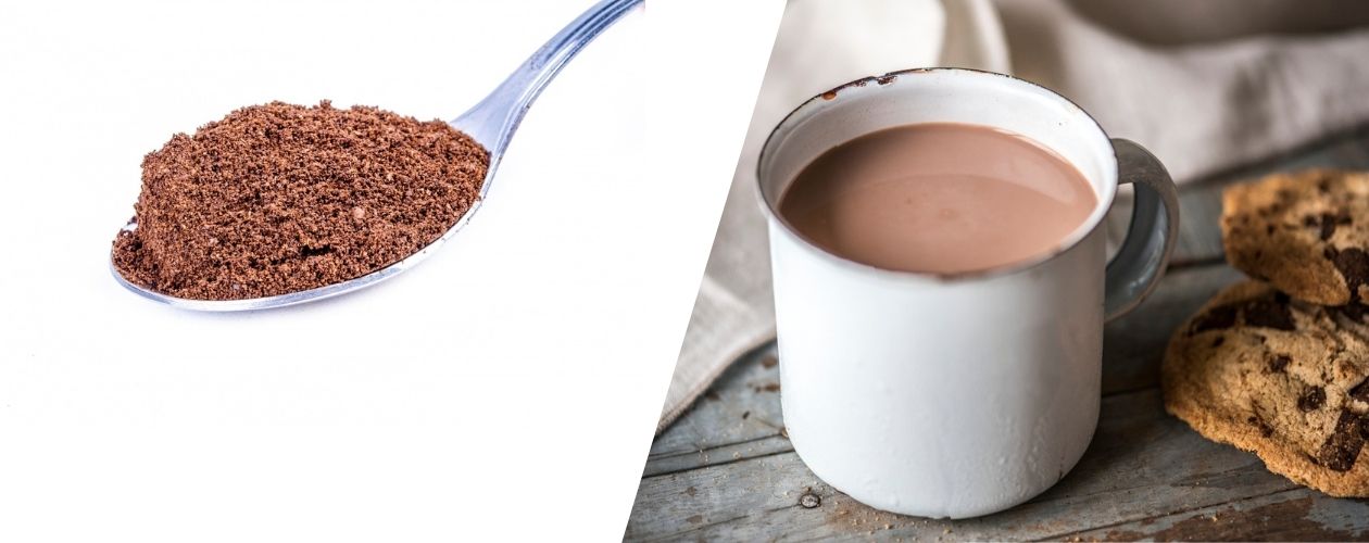 Cuillère de cacao en poudre conditionné en boîte et tasse de chocolat chaud