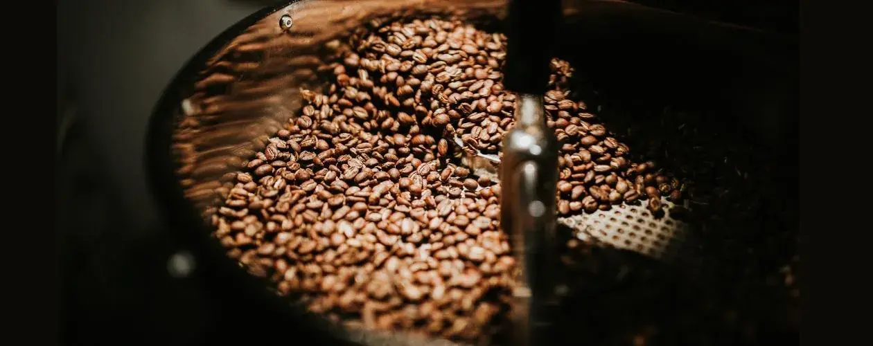 Grains de café en cours de torréfaction