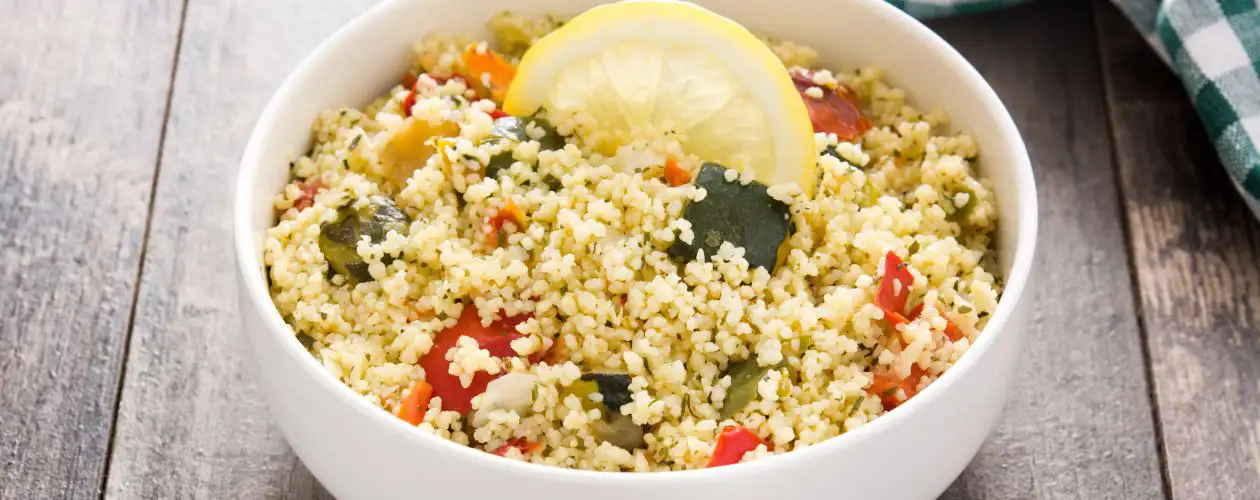 Une coupelle avec un taboulé cuisiné à partir de semoule de blé