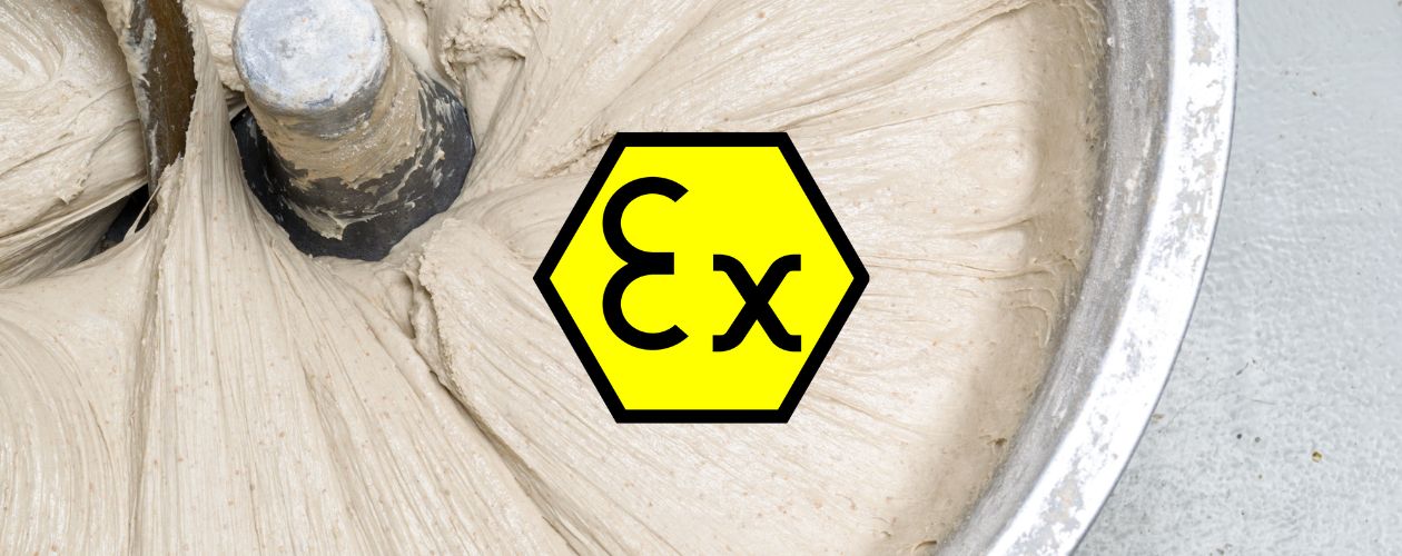 pâte à cookies en phase de pétrissage avec un logo atex