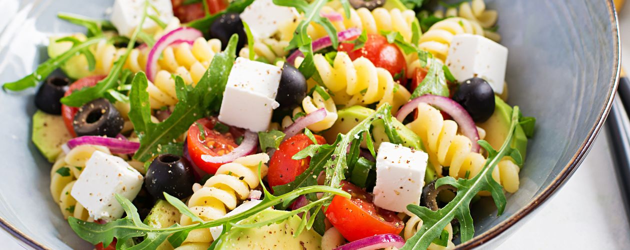 salade de pâtes présentée dans une assiette