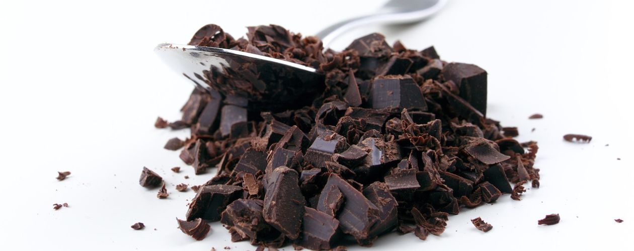 Chocolat noir concassé avec une cuiller