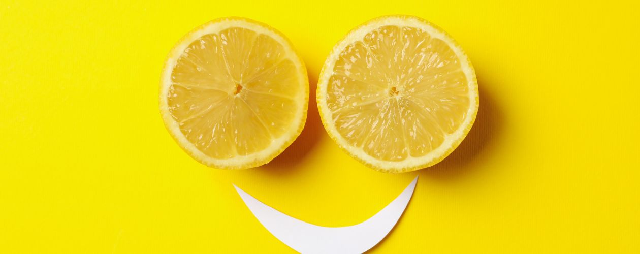 Une illustration du bien-être au travail avec un visage souriant composé de deux tranches de citron pour les yeux