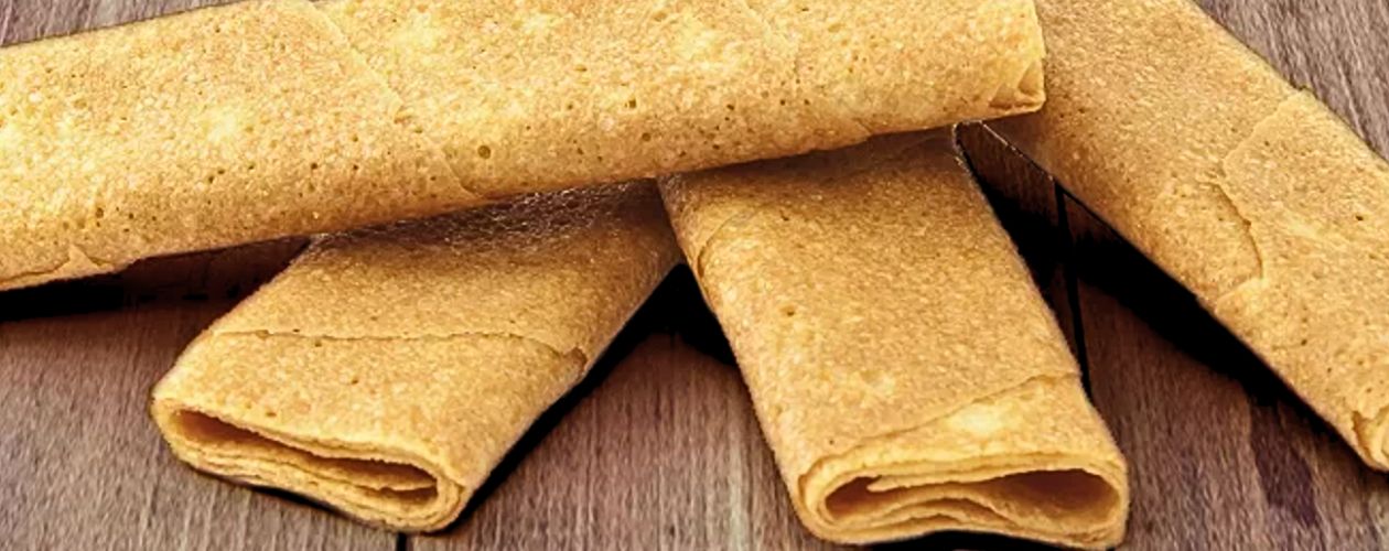 Crêpes dentelles posées sur une table illustrant l'installation d'un système de dosage de sucre et farine dans un pétrin chez Traou Mad